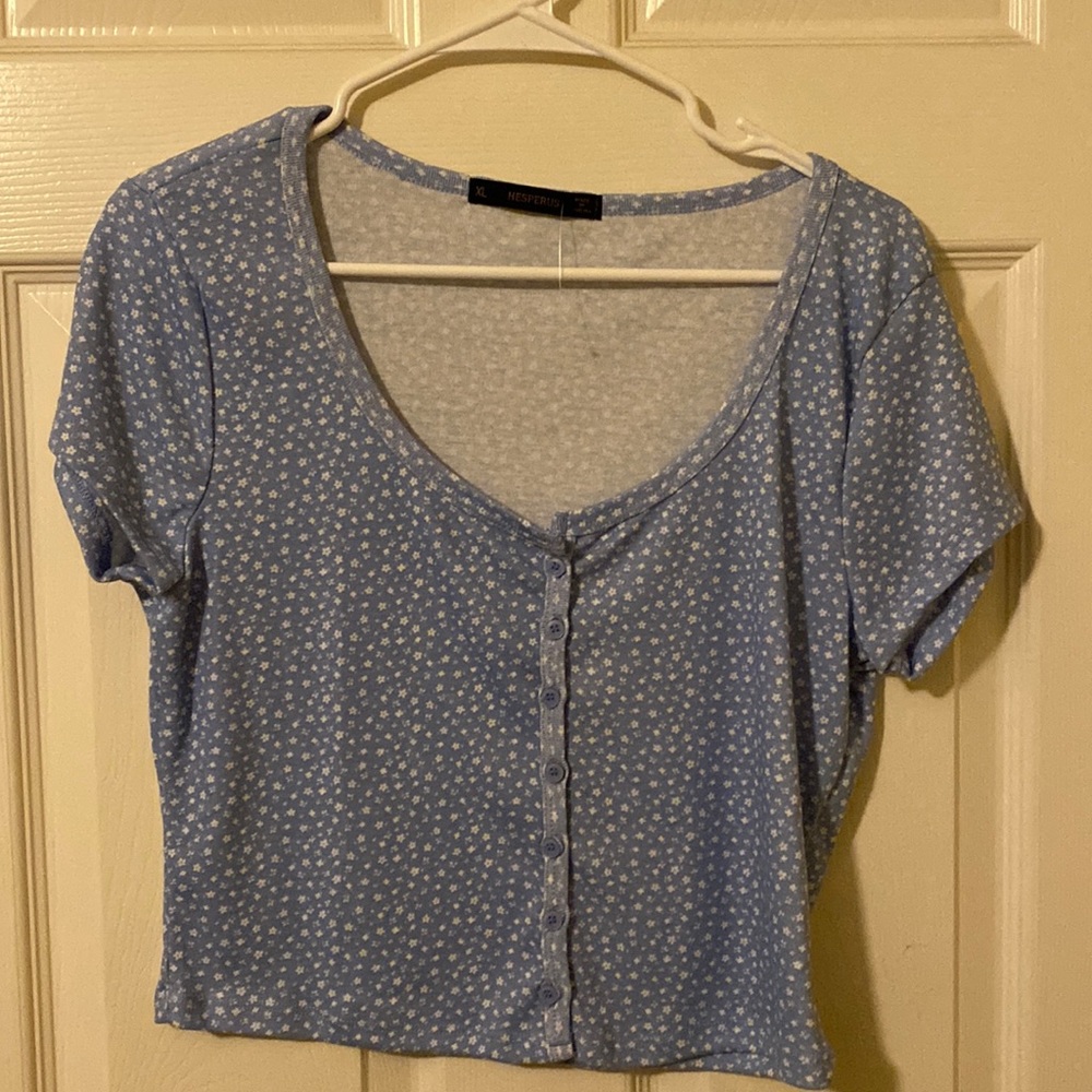 super cute shirt with little flowers on it